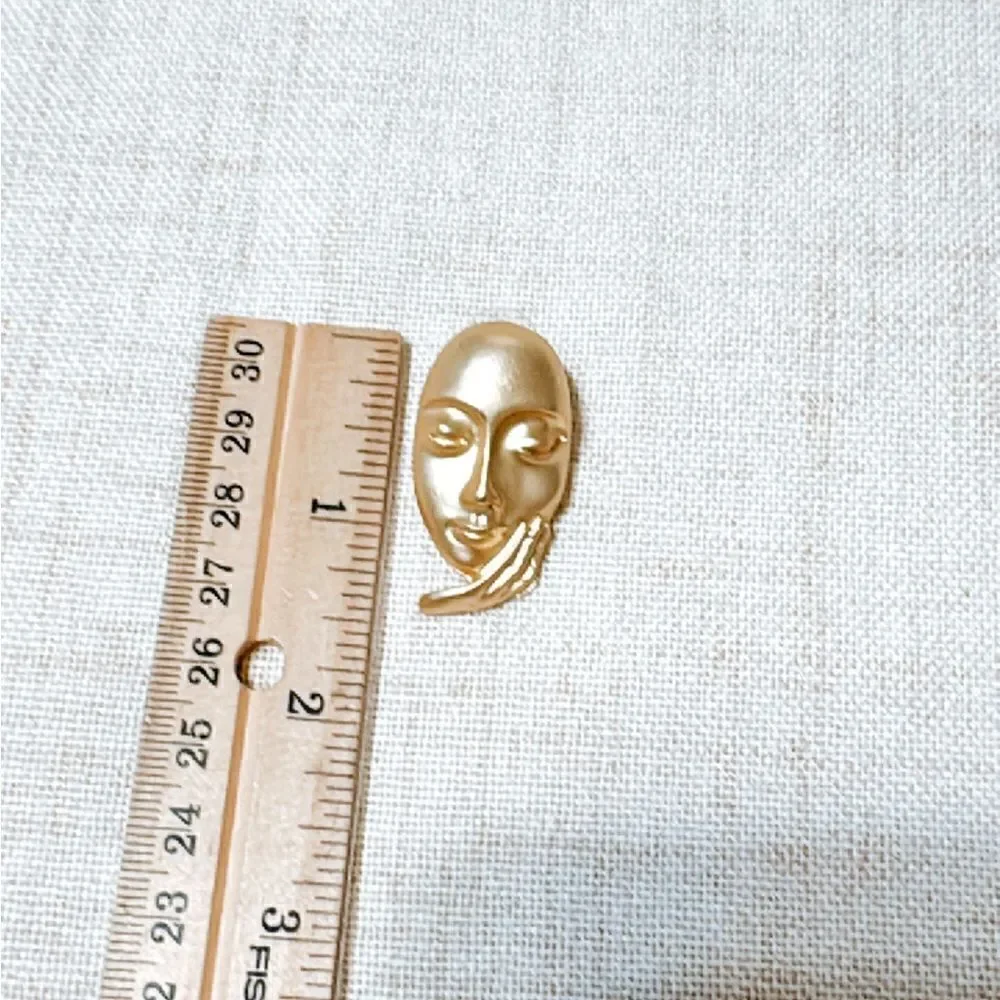 Vintage figure stud earrings N570